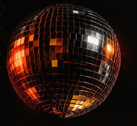 Discokugel im orangefarbenen Licht